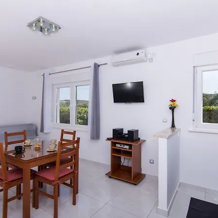 Ivica - Garden Terrace Apartment Slatine
